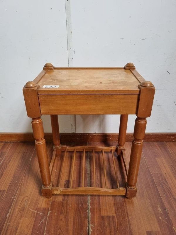 Mesa Auxiliar o de Luz de Madera Torneada con Cajón y Estante