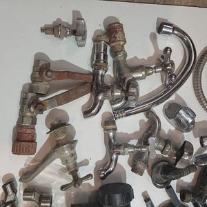 Lote de Grifería y Accesorios Sanitarios Usados - imagen 3
