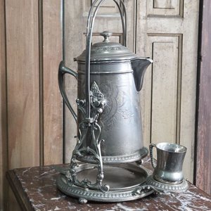 Lote siguiente: Chocolatera Antigua WMF de Metal Plateado con Taza y Soporte