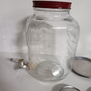 Dispensador de Vidrio Yorkshire con Canilla y Posavasos Metálicos - imagen 4