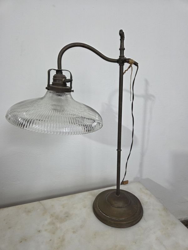 Lote siguiente: Lámpara de mesa en bronce regulable con tulipa