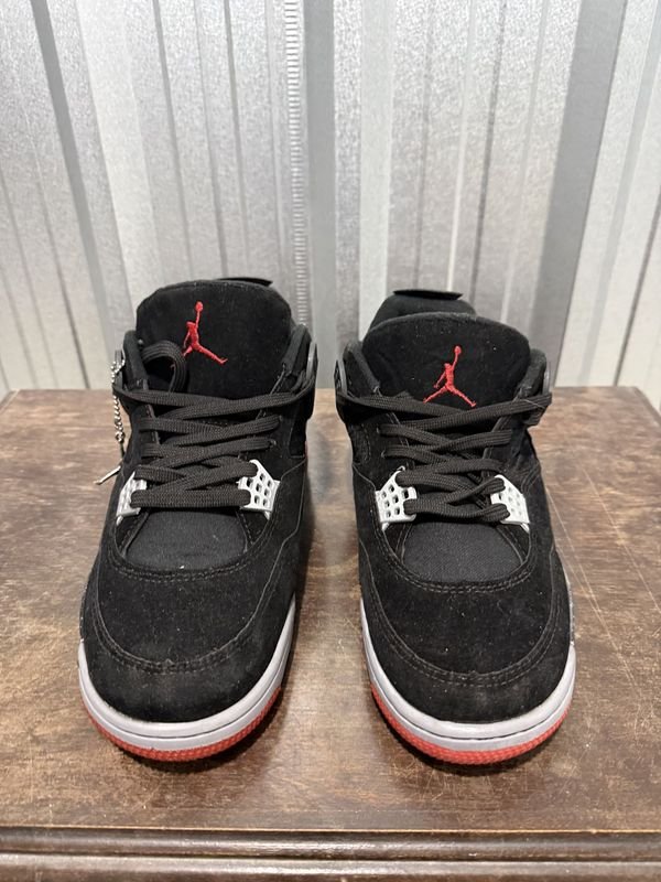 Zapatillas Air Jordan 4 Negras con Detalles Rojos y Blancos