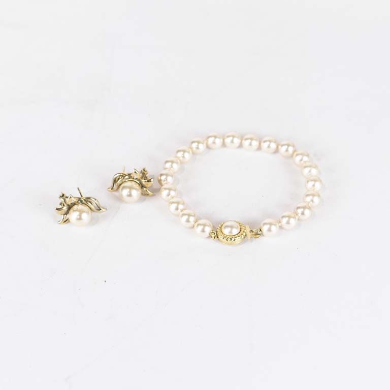 Lote siguiente: Par de caravanas y pulsera fantasia 