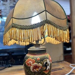 Lámpara de Mesa Estilo Oriental en Porcelana con Diseño Floral y Figuras - imagen 6