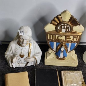 Lote de 7 piezas religiosas: Sagrado Corazón, Virgen de la Medalla Milagrosa, libros y más - imagen 2
