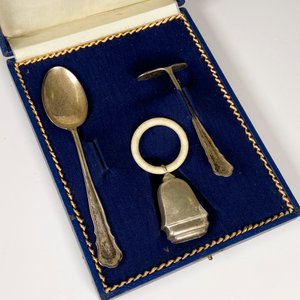 Estuche con Juego de Bebé en Plata 800: Sonajero, Cuchara y Tenedor - imagen 3