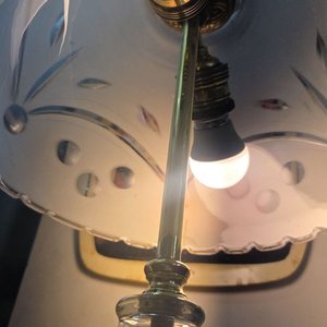 Lámpara de Mesa de Cristal Tallado con Dos Luces y Tulipa Esmerilada - imagen 6