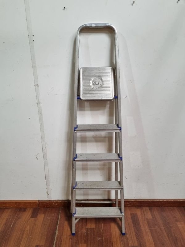 Escalera Plegable con Plataforma SBA - Aluminio Plateado 110 cm