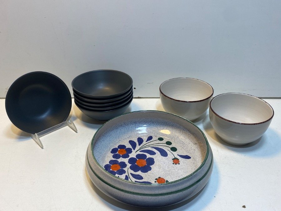 Juego de 9 Piezas: Ensaladera Grande Decorada, 6 Cuencos Oscuros y 2 Cuencos de Cerámica