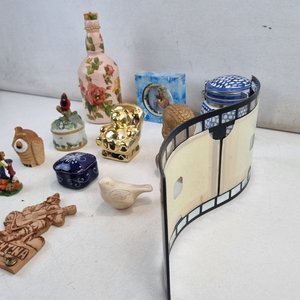 Lote Variado de Adornos: Botella Decorada, Figuras, Bombonera y Marco de Fotos Cinematográfico - imagen 3