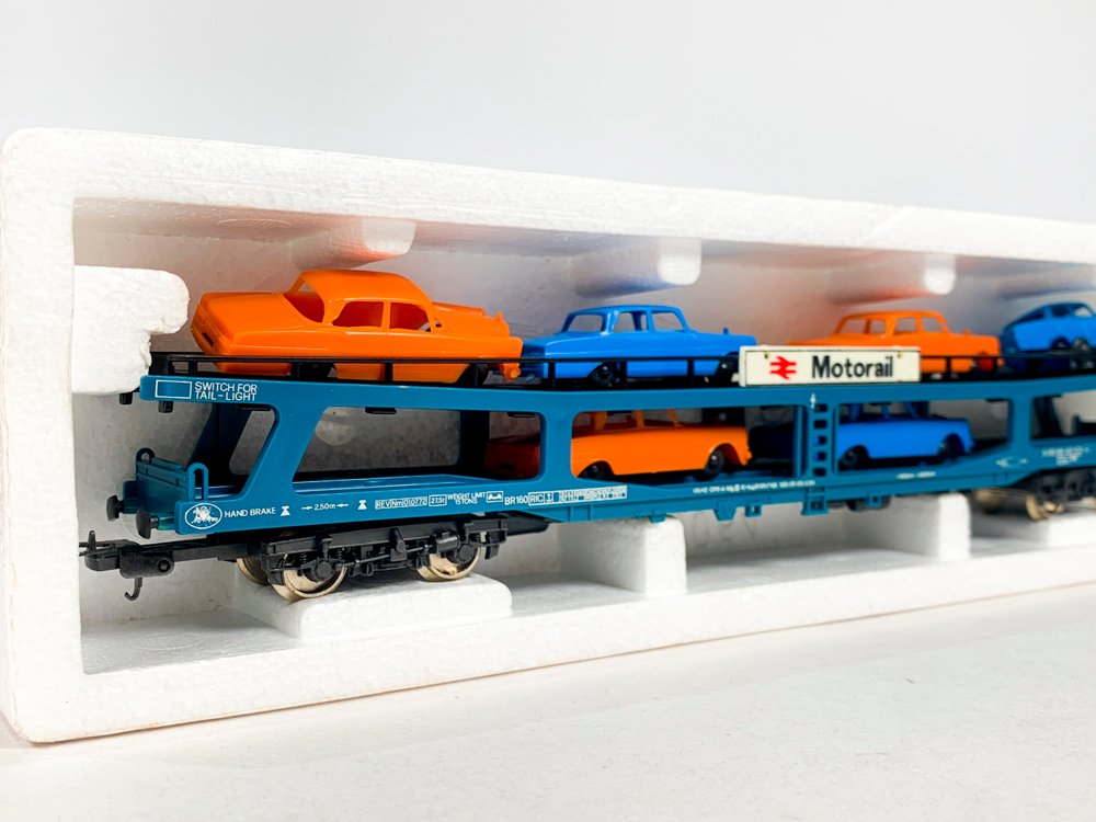 Modelo de tren azul con transporte de autos - imagen 3