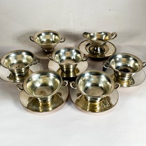 Lote siguiente: Seis Tazas para Consomé con Platos y Salsera Metálica