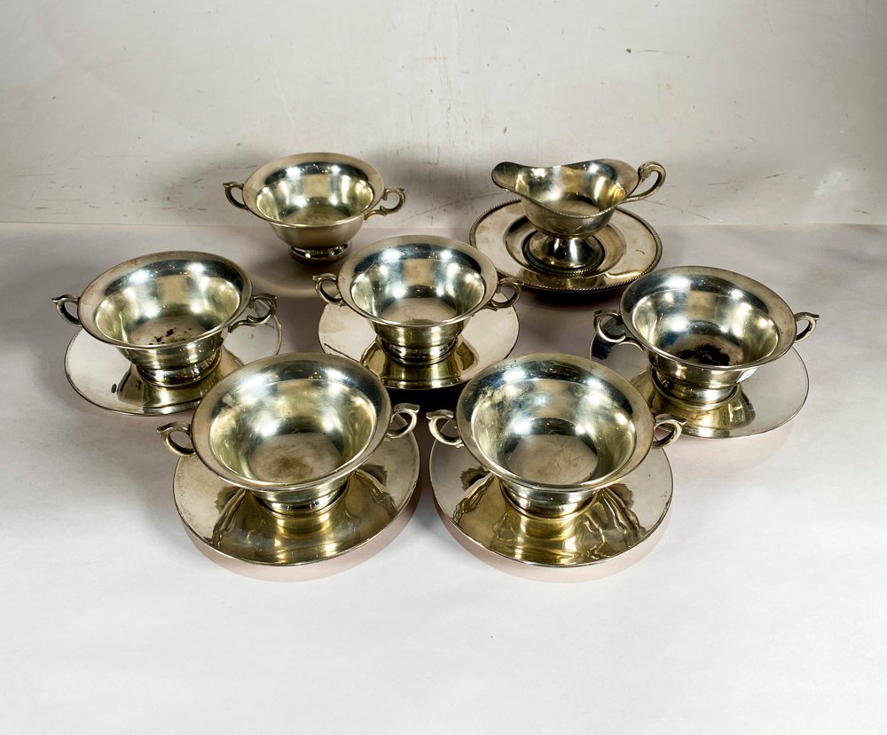 Seis Tazas para Consomé con Platos y Salsera Metálica