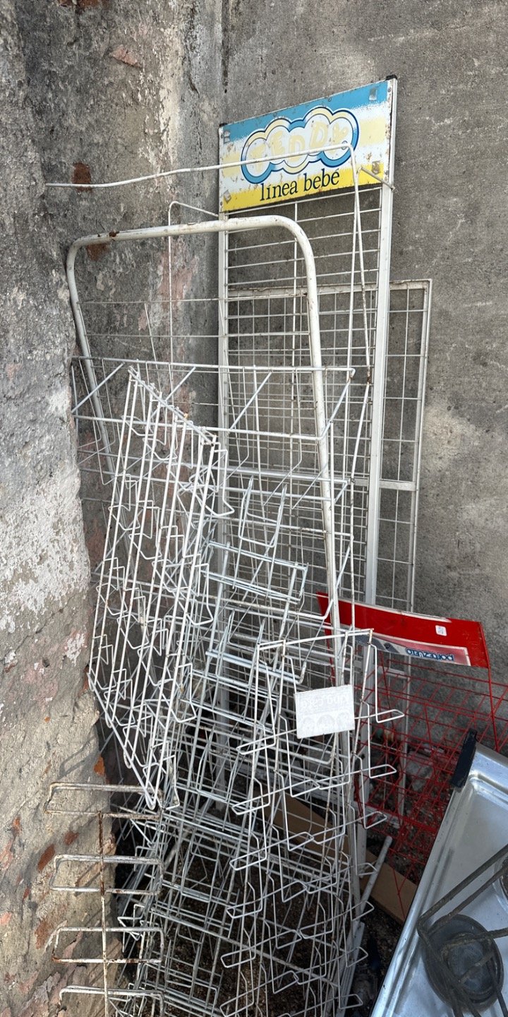 Exhibidores Metálicos Blancos para Comercio