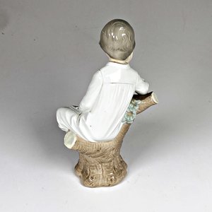 Figura de Porcelana Lladro: Niña Sentada en Árbol con Libro - imagen 5