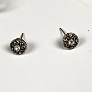 Conjunto de 5 Piezas de Joyería: Anillo de Plata con Abeja, Gemelos, Traba Corbata, Caravanas y Flor - imagen 5