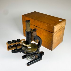 Microscopio antiguo en metal y bronce, con lentes ,accesorios, caja madera (espejo avería) - imagen 2