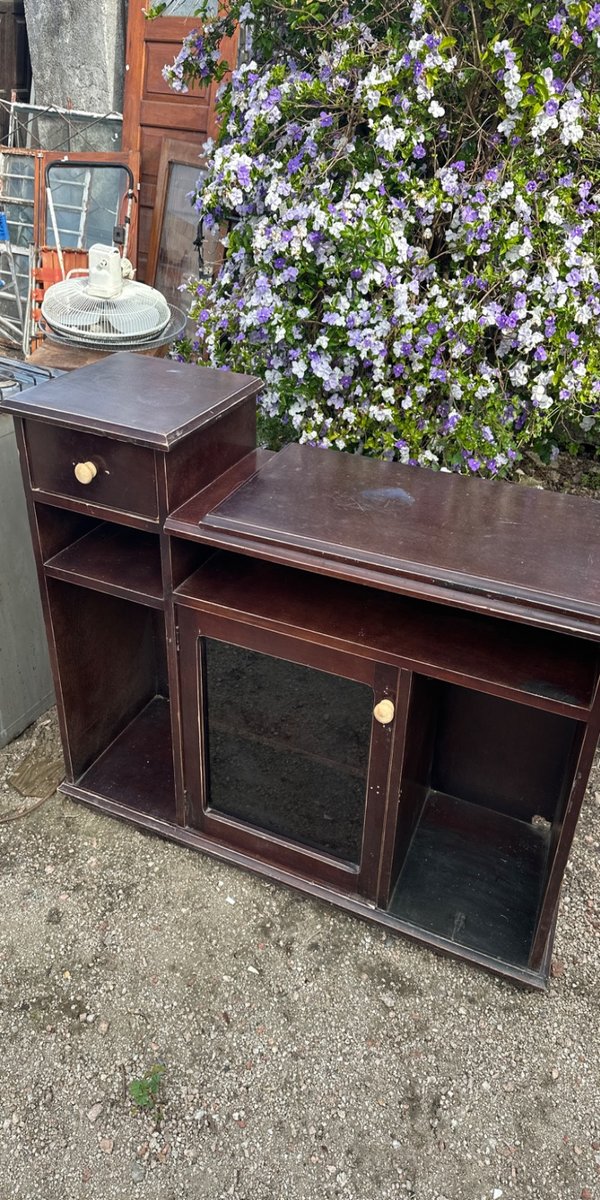 Rack de TV de madera oscuro con estantes y puerta de vidrio