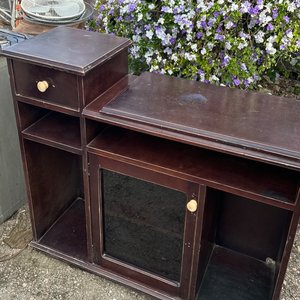 Lote anterior: Rack de TV de madera oscuro con estantes y puerta de vidrio