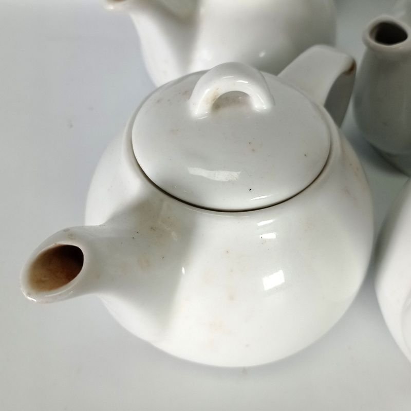 Cuatro teteras blancas de porcelana en buen estado - imagen 3