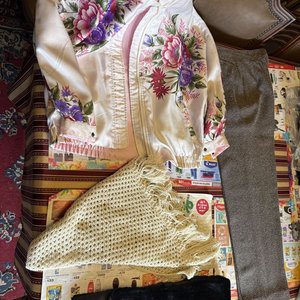 Conjunto de Ropa: Campera Floral Reversible, Pantalón Gris y Chal Tejido - imagen 1