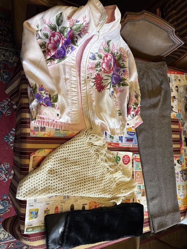 Conjunto de Ropa: Campera Floral Reversible, Pantalón Gris y Chal Tejido