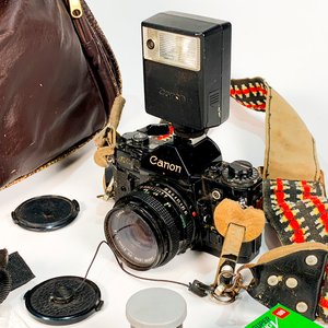 Cámara Fotográfica Canon A-1 con Flash, Estuche y Accesorios - imagen 2