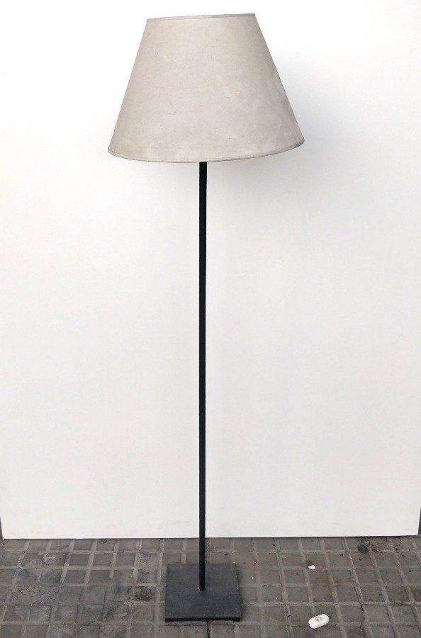 Lámpara de Pie Metálica con Pantalla Beige y Base Cuadrada