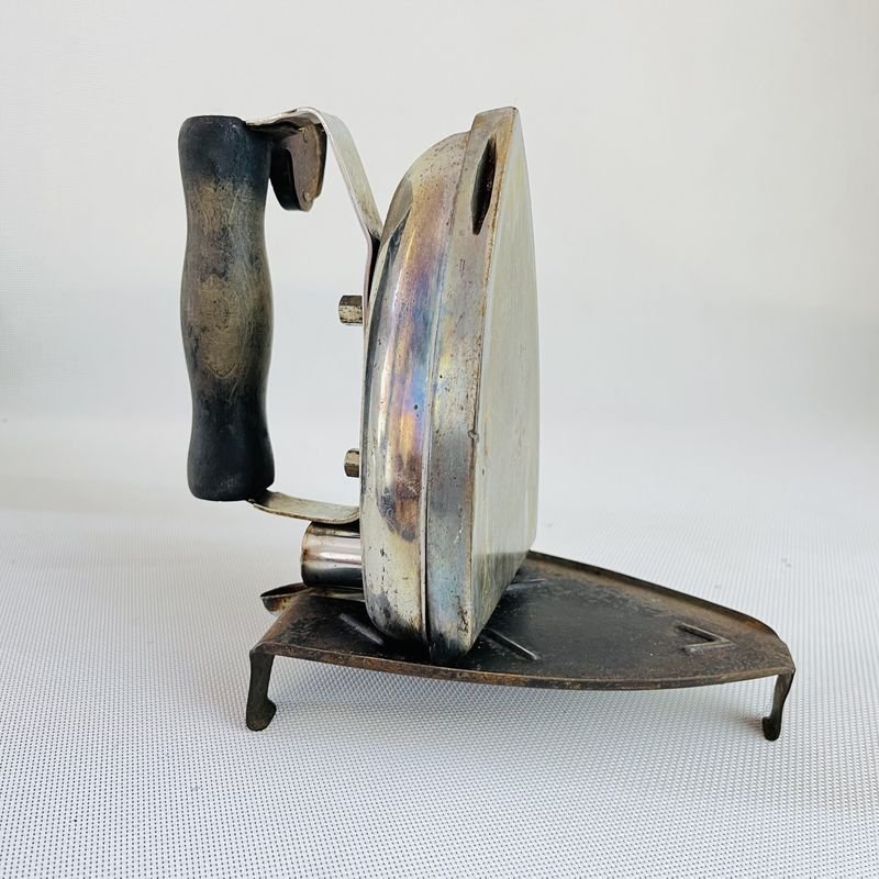 Plancha vintage eléctrica con soporte: una pieza clásica para la limpieza - imagen 4