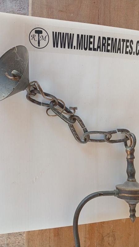 Antiguo candelabro de metal con detalles ornamentales - imagen 3