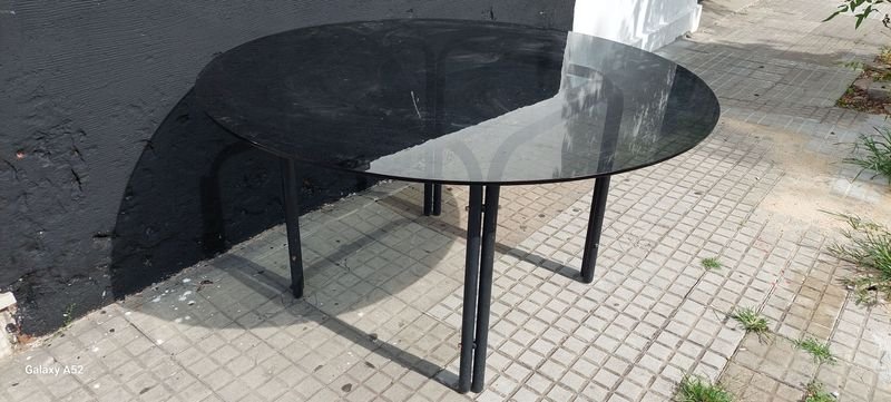 Mesa de comedor con base de hierro y tapa de cristal circular - imagen 3