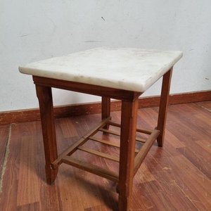 Mesa Auxiliar de Madera con Tapa de Mármol Veteado y Estante Inferior - imagen 3
