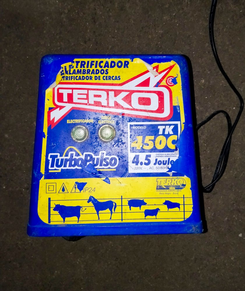 Electrificador de Cercas Pastor Teko Turbo Pulso TK 220V 4.5 Joules