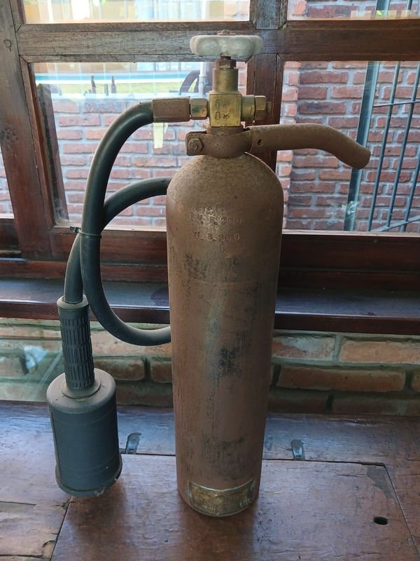 Extinguidor Antiguo de Metal Oxidado