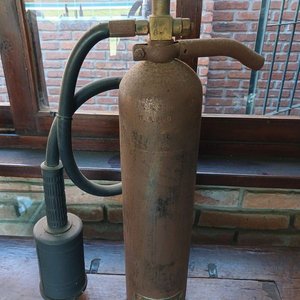 Lote anterior: Extinguidor Antiguo de Metal Oxidado