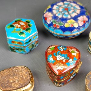 Seis Pastilleros Decorados con Esmalte y Detalles Metálicos - imagen 5