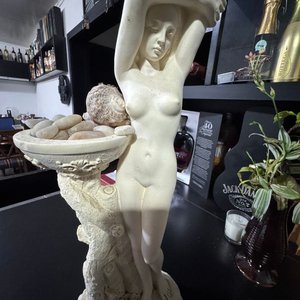 Escultura Decorativa Figura Femenina con Fuente Estilo Clásico - imagen 4