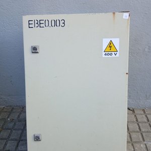 Gabinete Eléctrico Metálico con Señal de Advertencia - imagen 1