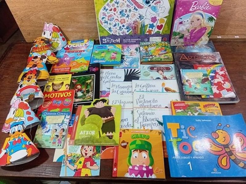 Lote de Libros Infantiles y Sombreros de Cumpleaños Temáticos Disney