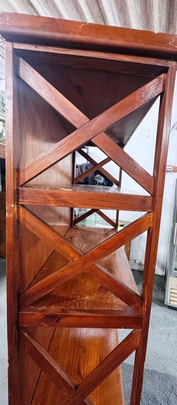 Biblioteca de madera con herraje decorativo - imagen 4