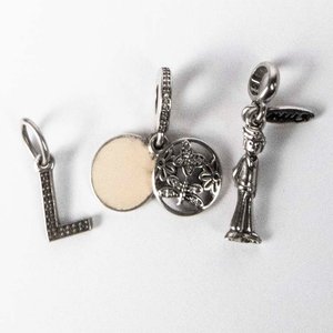 Tres Dijes de Plata con Diseños Variados - imagen 2