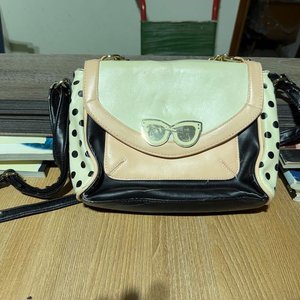 Lote siguiente: Cartera Aldo Negra, Beige y Crema con Lunares