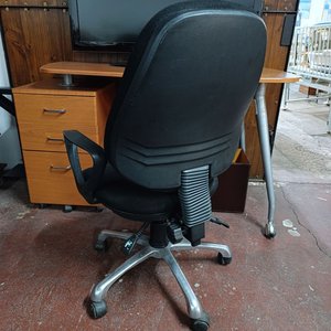Silla de Oficina Giratoria Tapizada en Tela Negra con Base de Aluminio - imagen 4