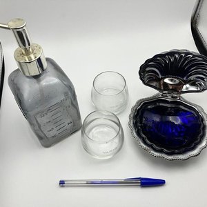 Lote de Objetos de Bazar: Dispensador, Vasos Varig y Mantequera Concha - imagen 2
