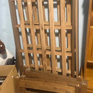Lote siguiente: Cucheta de madera completa