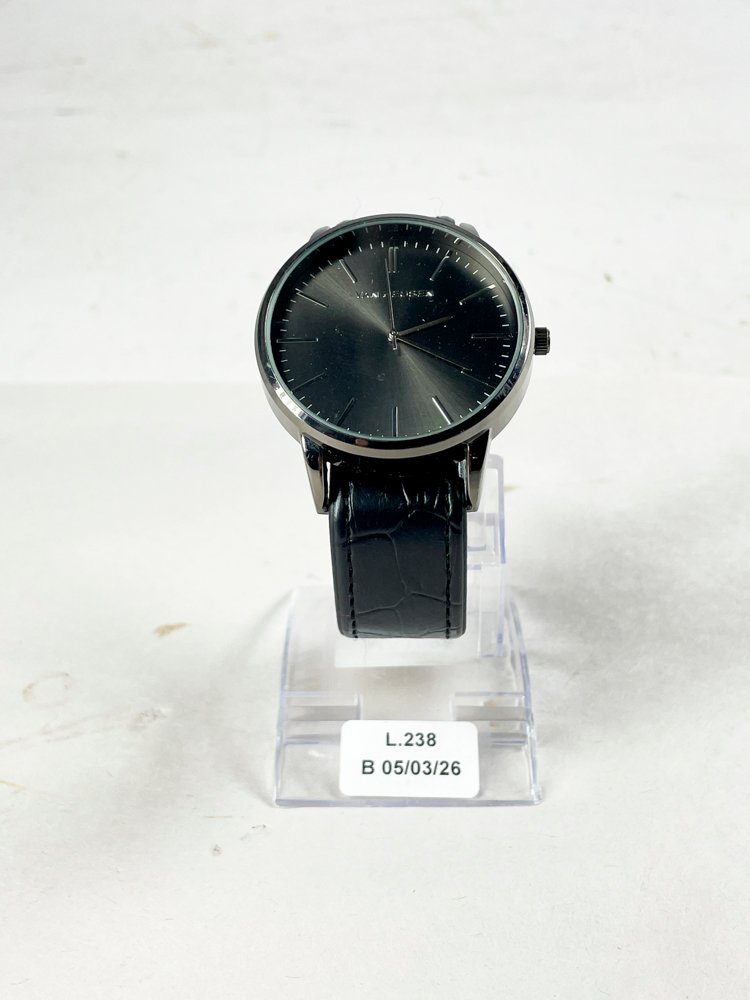 Lote siguiente: Reloj de pulsera con esfera negra y detalles en plata