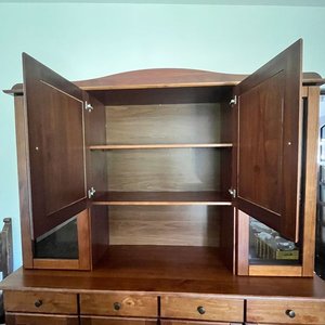 Aparador con Alzada de Madera Oscura, 8 Puertas y 4 Cajones - imagen 6