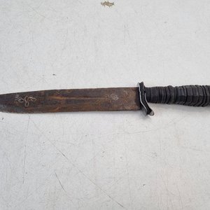 Cuchillo de Supervivencia con Hoja de Metal Oxidada y Empuñadura Ranurada Oscura - imagen 2