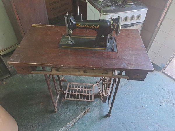Maquina de coser a pedal antigua en excelente estado - imagen 1