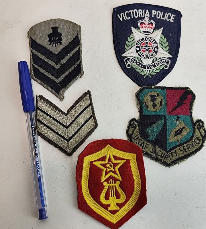 Lote de 5 Parches Militares y Policiales: Soviético, USAFSS, Victoria Police, Israelíes